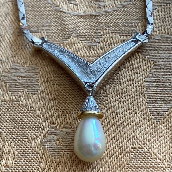 CHRISTIAN DIOR Vintage Silver Tone Crystal V-Neck Pearl Statement Necklace - Picture 5 of 8